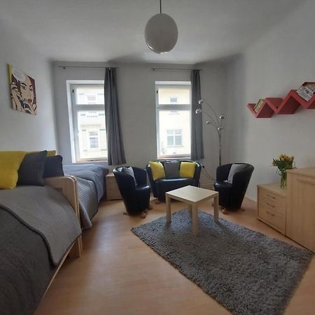 Schoene Zwei-Zimmer-Wohnung "W2" Mit 4 Einzelbetten Und Wlan In Zwenkau Bei Leipzig Im Neuseenland Luaran gambar