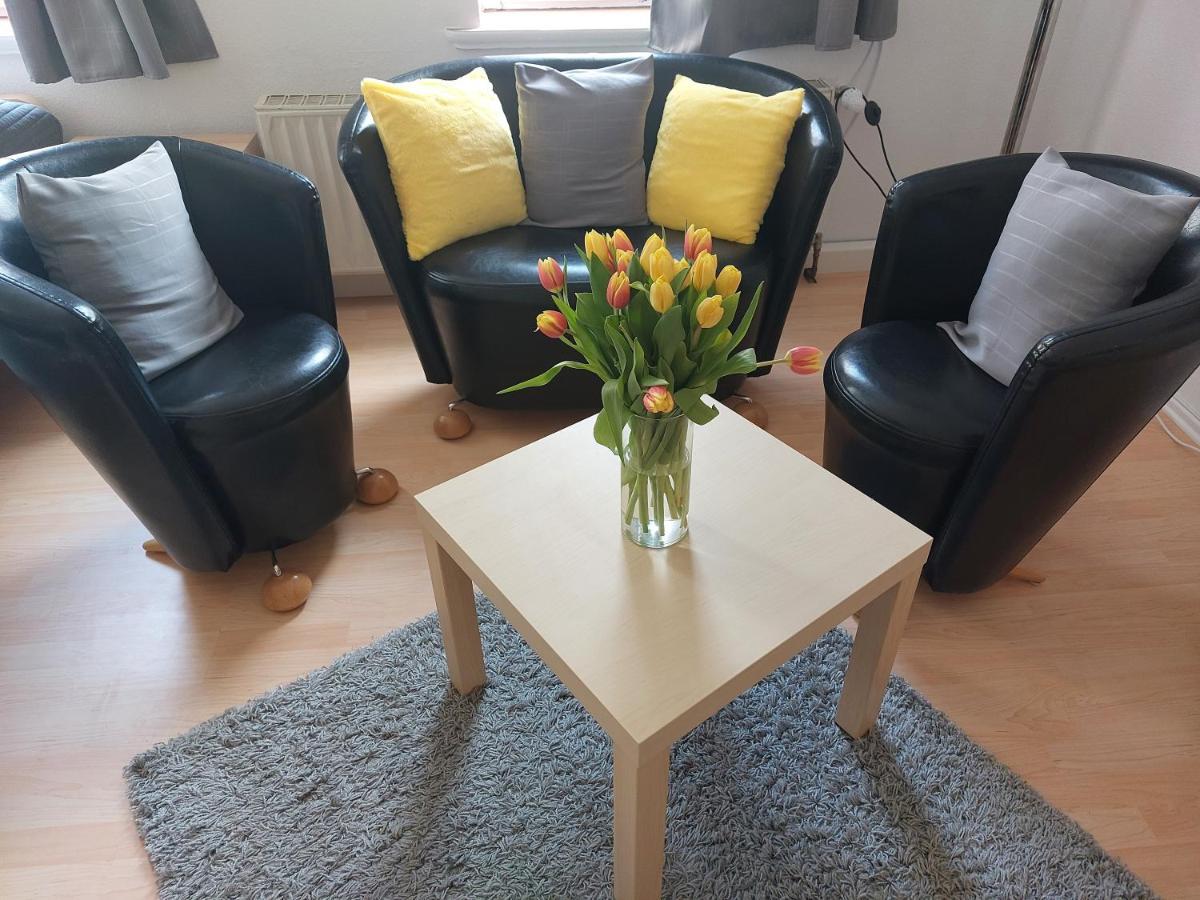 Schoene Zwei-Zimmer-Wohnung "W2" Mit 4 Einzelbetten Und Wlan In Zwenkau Bei Leipzig Im Neuseenland Luaran gambar