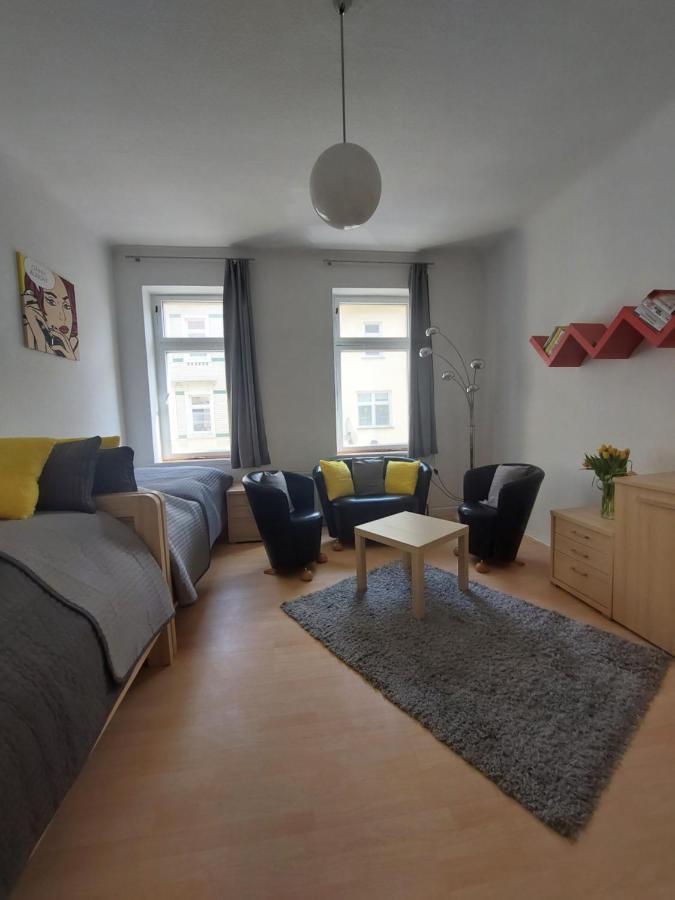 Schoene Zwei-Zimmer-Wohnung "W2" Mit 4 Einzelbetten Und Wlan In Zwenkau Bei Leipzig Im Neuseenland Luaran gambar