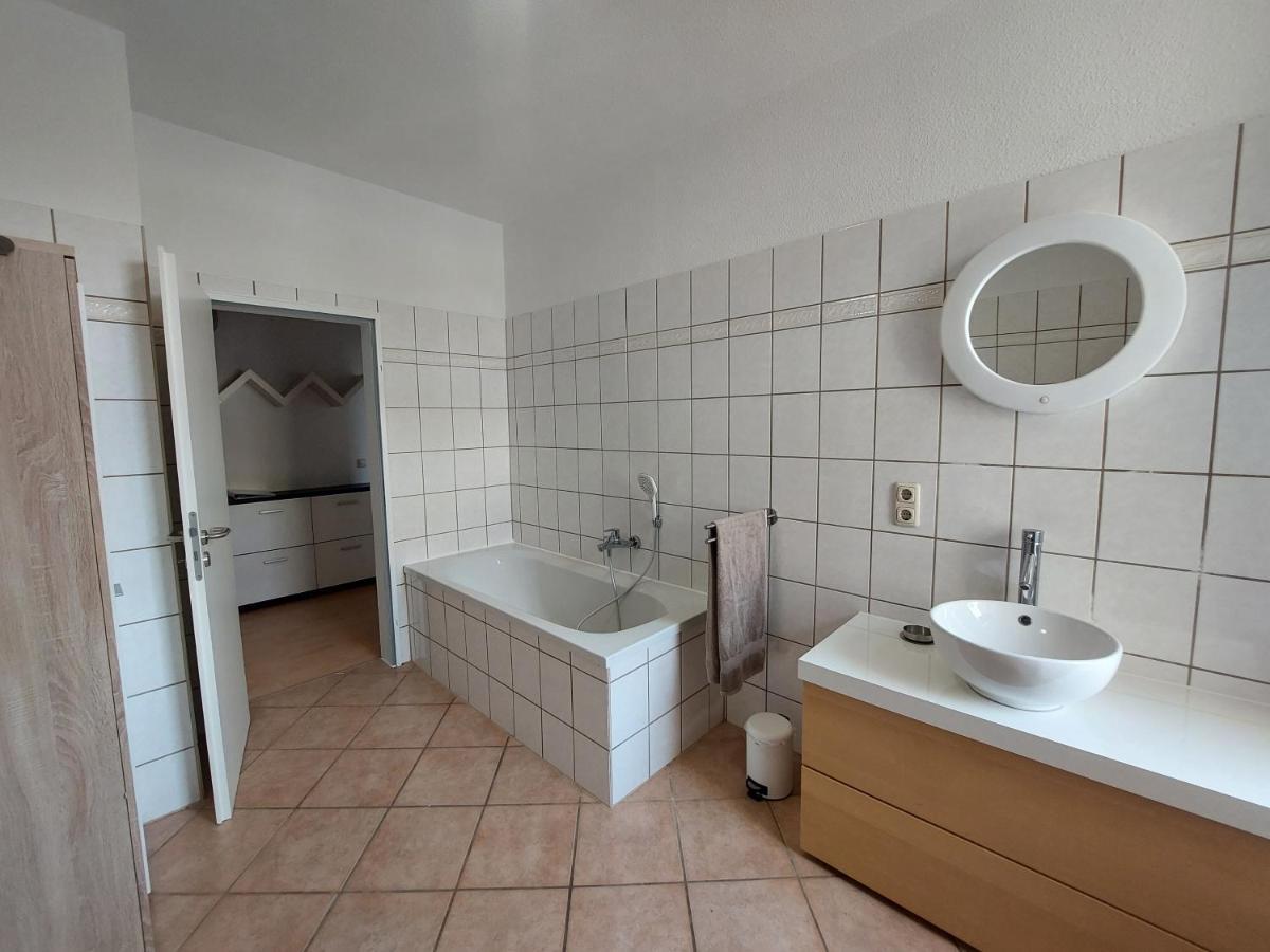 Schoene Zwei-Zimmer-Wohnung "W2" Mit 4 Einzelbetten Und Wlan In Zwenkau Bei Leipzig Im Neuseenland Luaran gambar